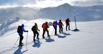 schneeschuhwandern in den bergen rila und pirin, bulgarien